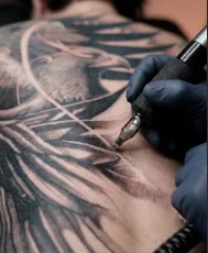Biomechanika charakteru: Jak tatuażysta ma znaleźć swój styl i przestać być maszyną do kopiowania (Analiza od TattooHub)