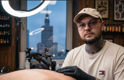Architektura rekonstrukcji: Jak połączyć rozproszone tatuaże w monolityczny rękaw (Analiza od TattooHub)