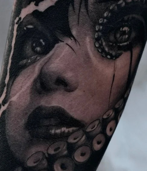 Architektura czerni: Czym jest styl Graficzny i dlaczego przetrwa twoje eksperymenty z cieniowaniem (Analiza od TattooHub, Warszawa)