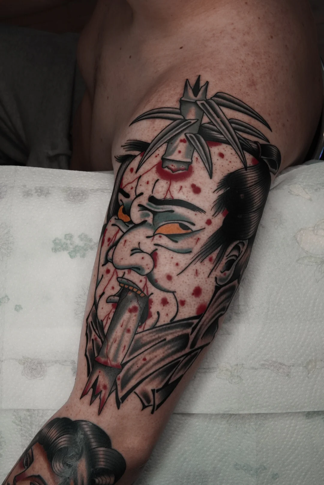 Anatomia Cover-up: Dlaczego nie można ukryć czarnego błędu pod delikatną różą (Szczera rozmowa od TattooHub)