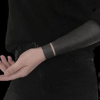Estetyka absolutnej ciemności: Filozofia, style i biomechanika tatuaży w technice blackwork
